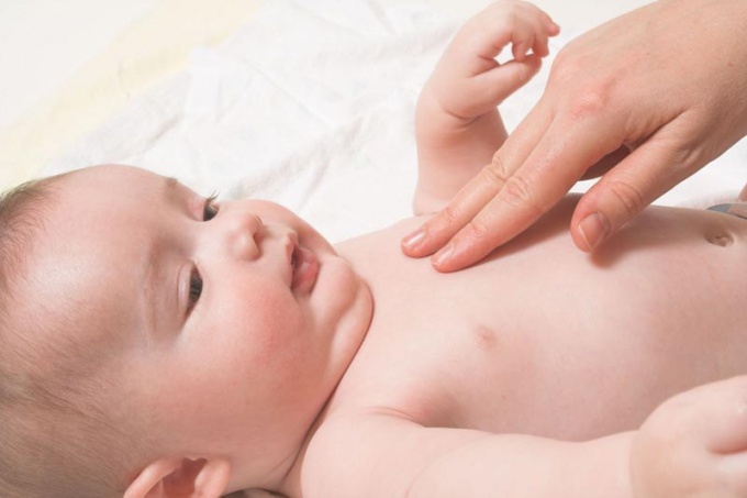 Wie man ein Baby in 6 Monaten Massage macht