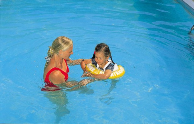 Wie man einem Kind beibringt zu schwimmen