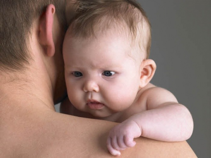 Welche Dokumente werden benötigt, um ein Neugeborenes bei seinem Vater zu registrieren?