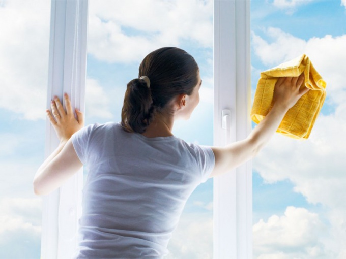 Moderne doppelt verglaste Fenster - eine unersetzliche Sache für das Haus.