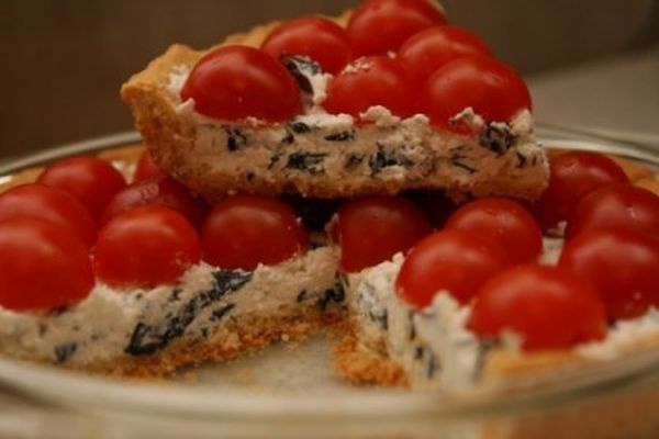 Appetitlicher Kuchen mit Ricotta und Tomaten