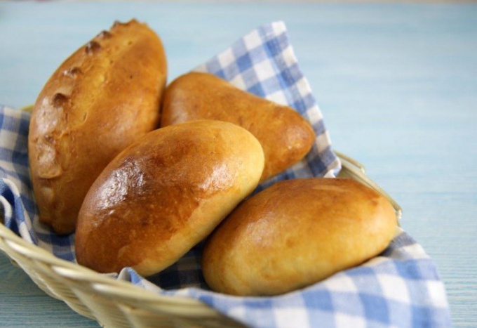 Wie man Pastetchen mit Kohl im Ofen kochen