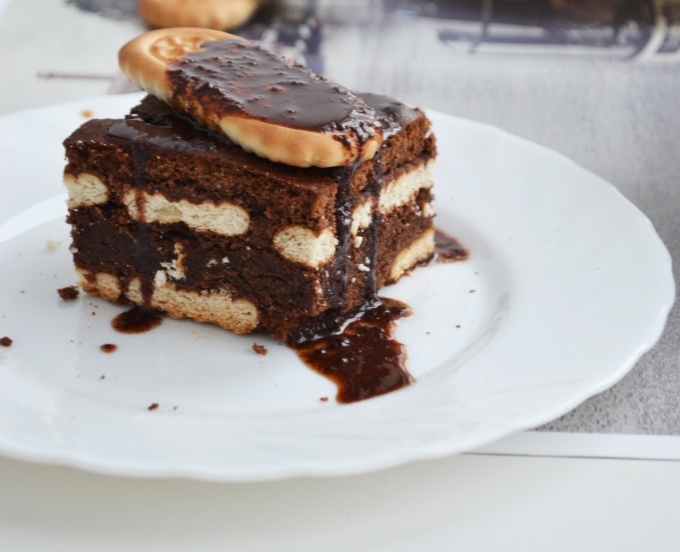 Wie man "Brownie" mit Kaffeesauce und Keksen kocht