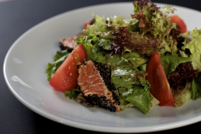 Wie man Salat mit Lachs und Mozprella vorbereitet