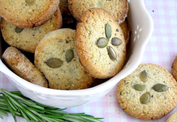 Kekse mit Kürbiskernen und Rosmarin