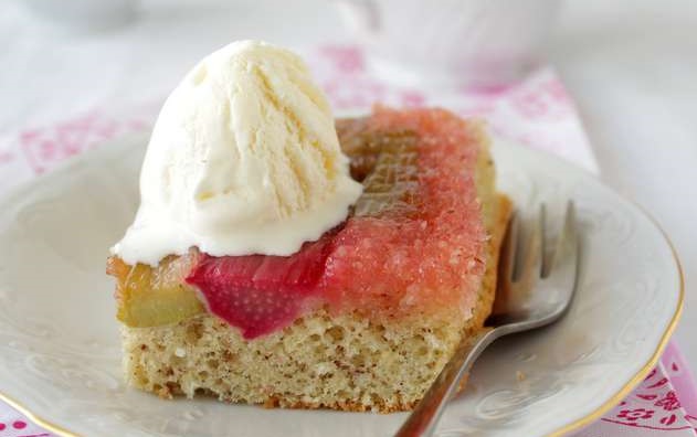 Kuchen mit Rhabarber und Mandeln