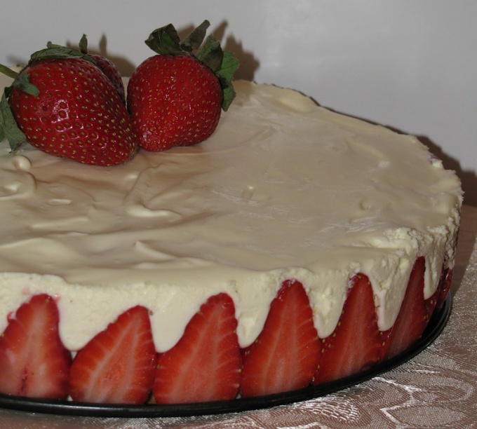 Erdbeer-Mousse und weißer Schokoladenkuchen