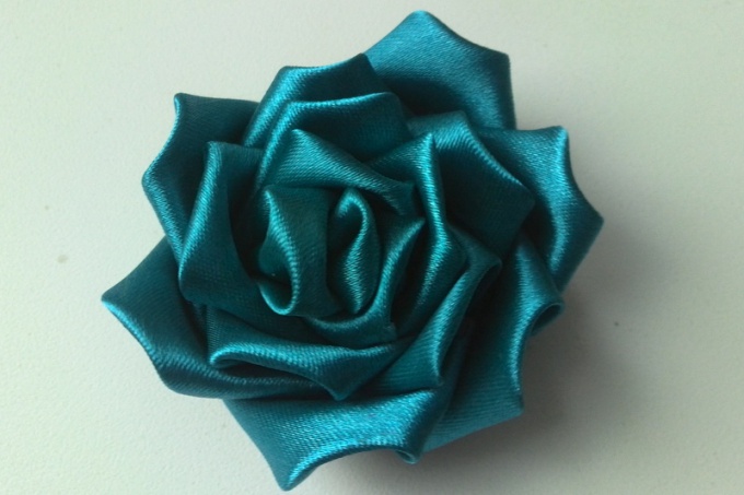 Wie man einen Satin Rose-Kanzashi macht