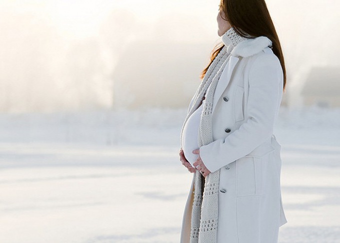 Wie wählt man Winterkleidung für Schwangere