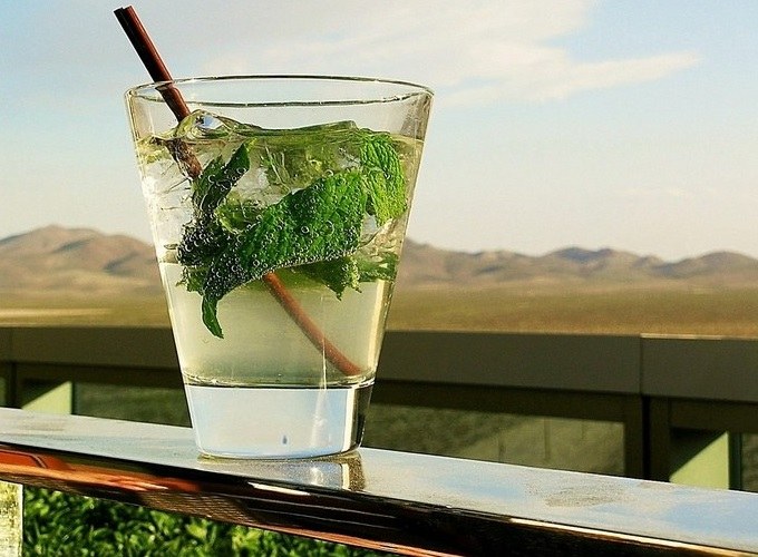 Wie man Mojito Cocktail macht