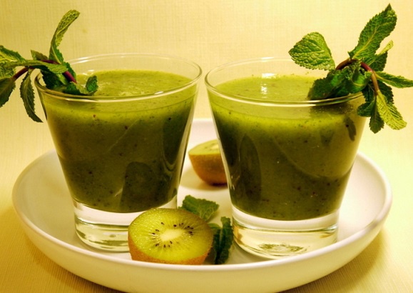 Smoothies mit Gurke und Kiwi "Green Samt"