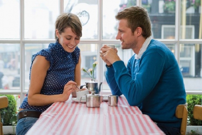 Wie man das Mädchen wissen lässt, dass der Typ froh ist, sie zu treffen