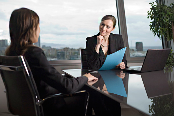 Wie Sie in einem Interview über Ihre Verdienste und Nachteile sprechen