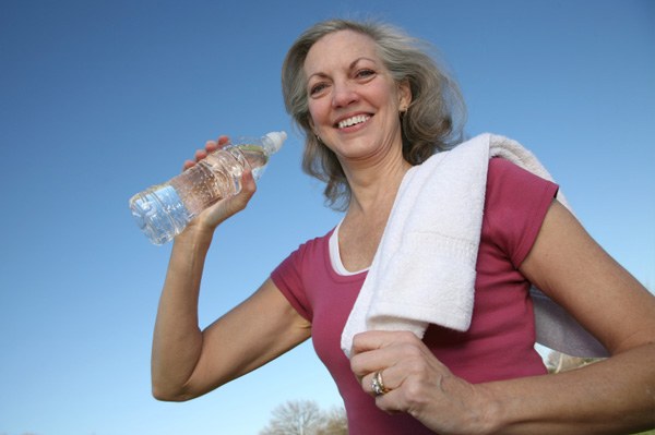 Wie man Wasser während des Trainings trinkt