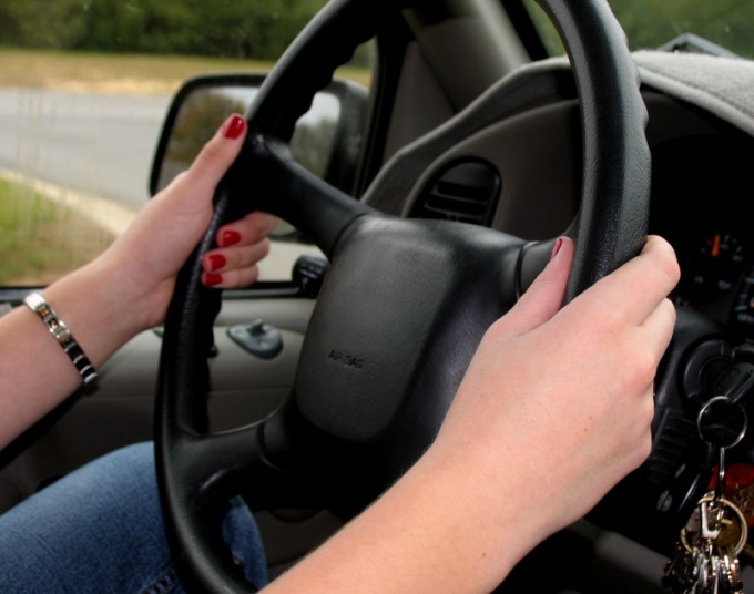 Welche Strafe ist für das Fahren ohne Rechte gelegt